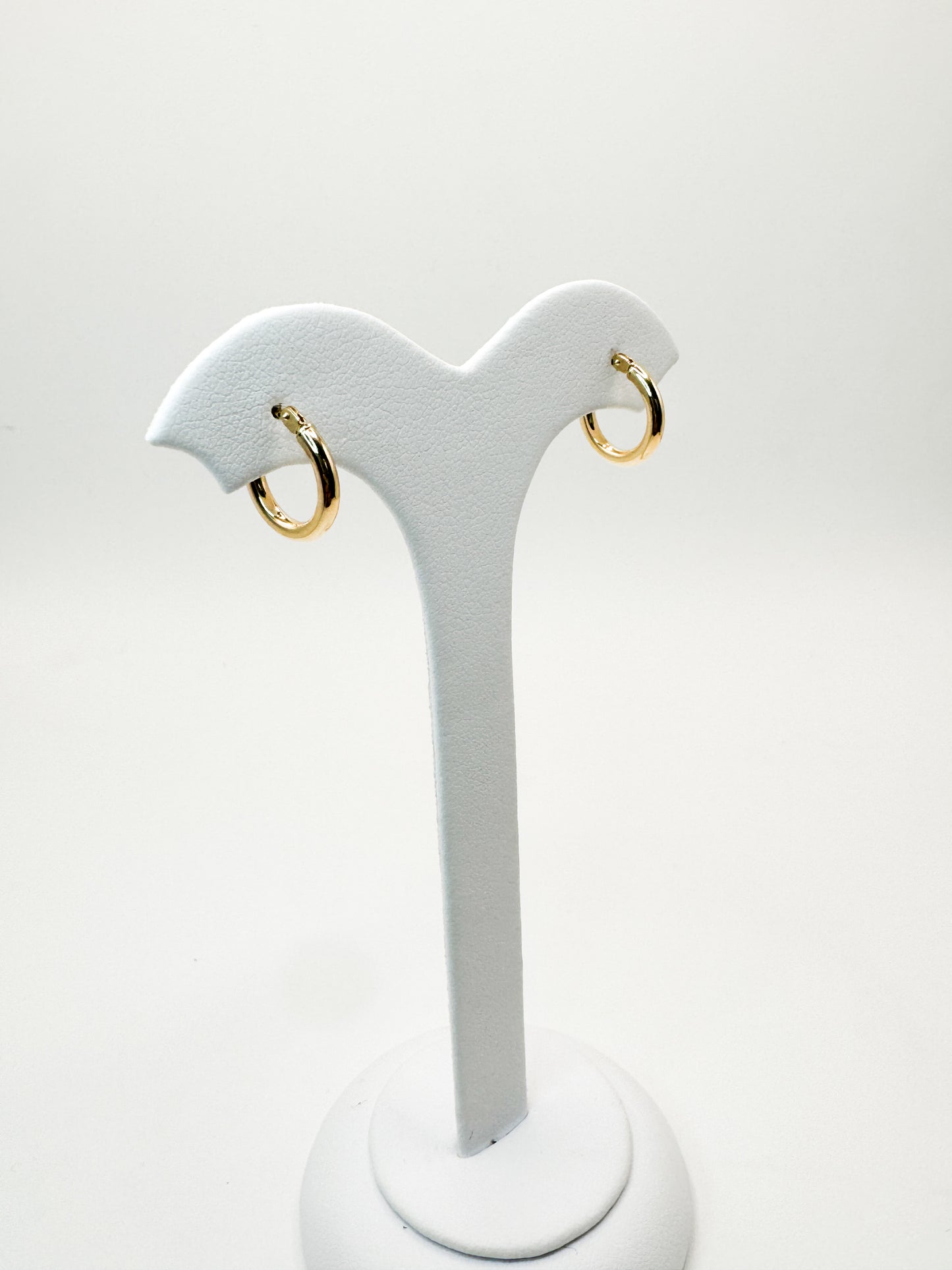 Lili Simple Huggies in Yellow Gold