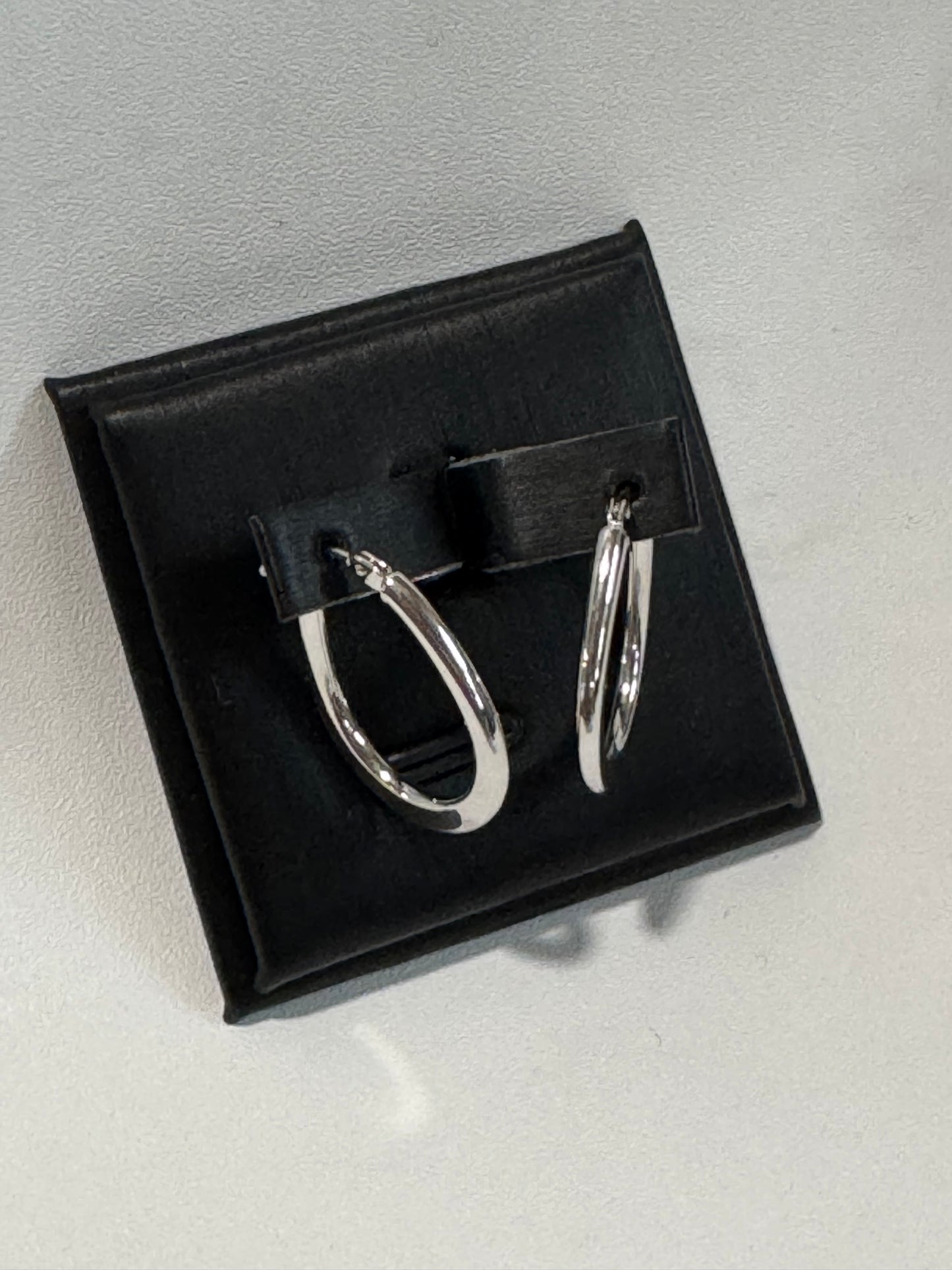 Lili Simple Huggies in White Gold