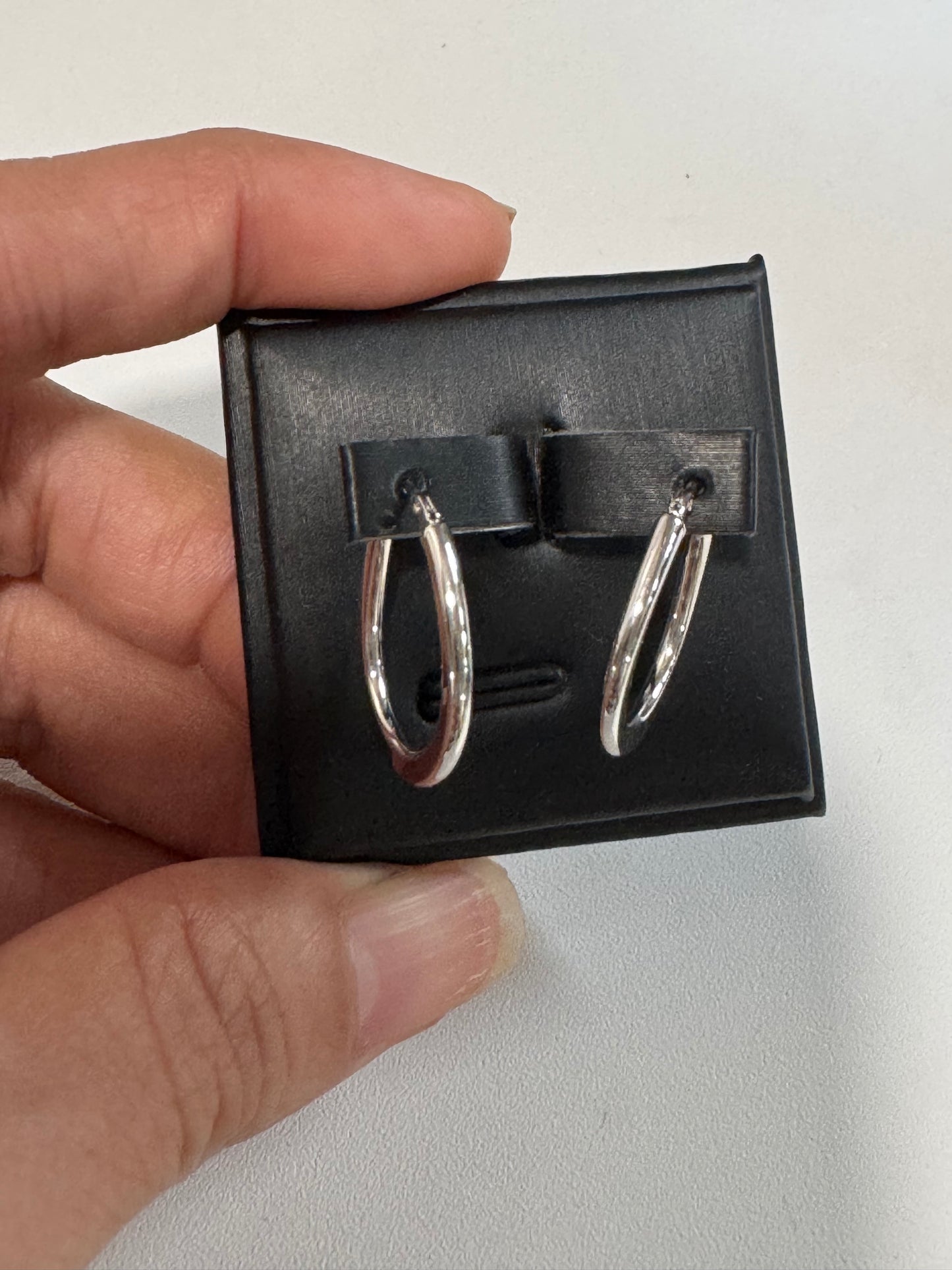 Lili Simple Huggies in White Gold