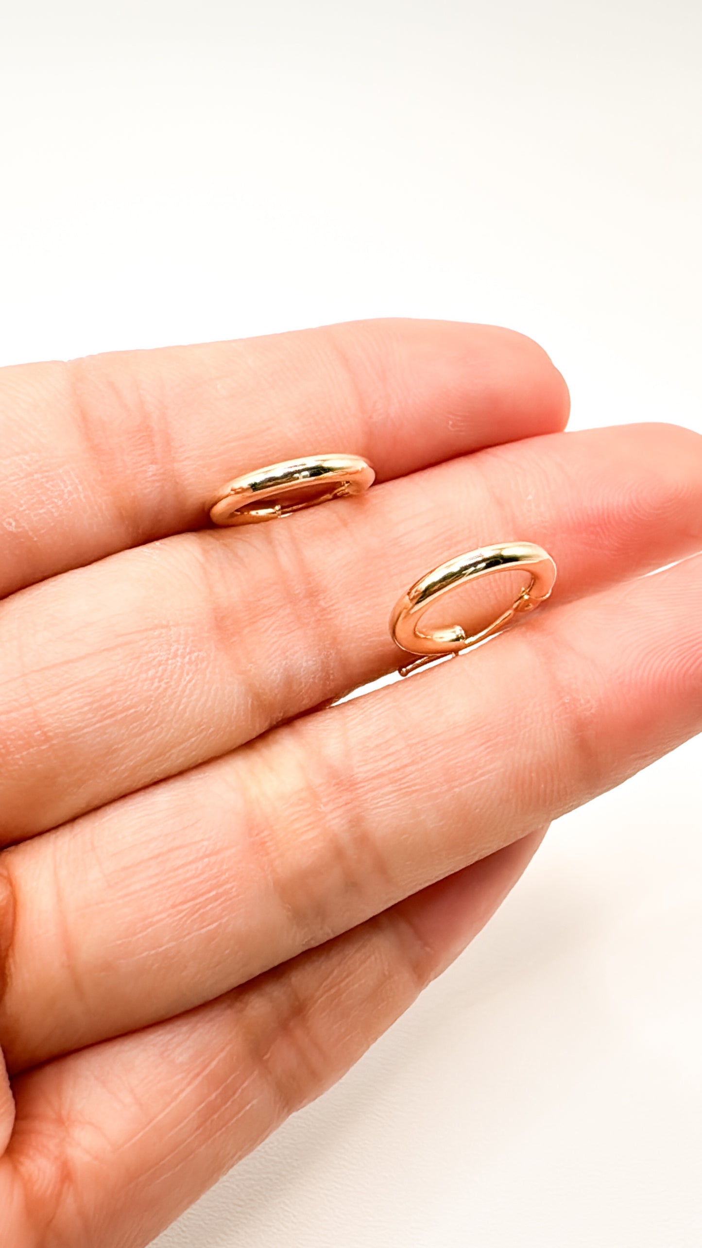 Lili Simple Huggies in Yellow Gold