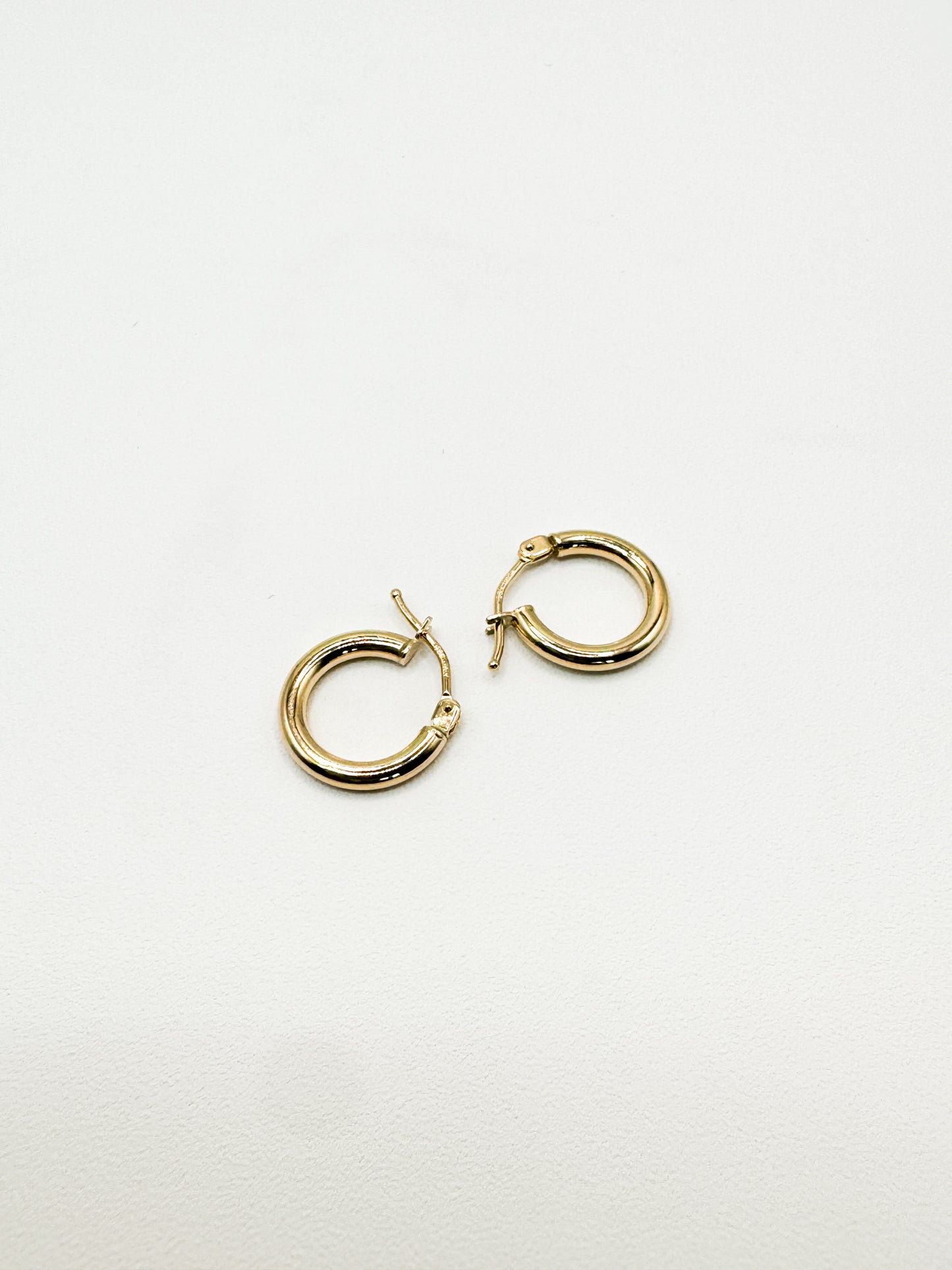 Lili Simple Huggies in Yellow Gold