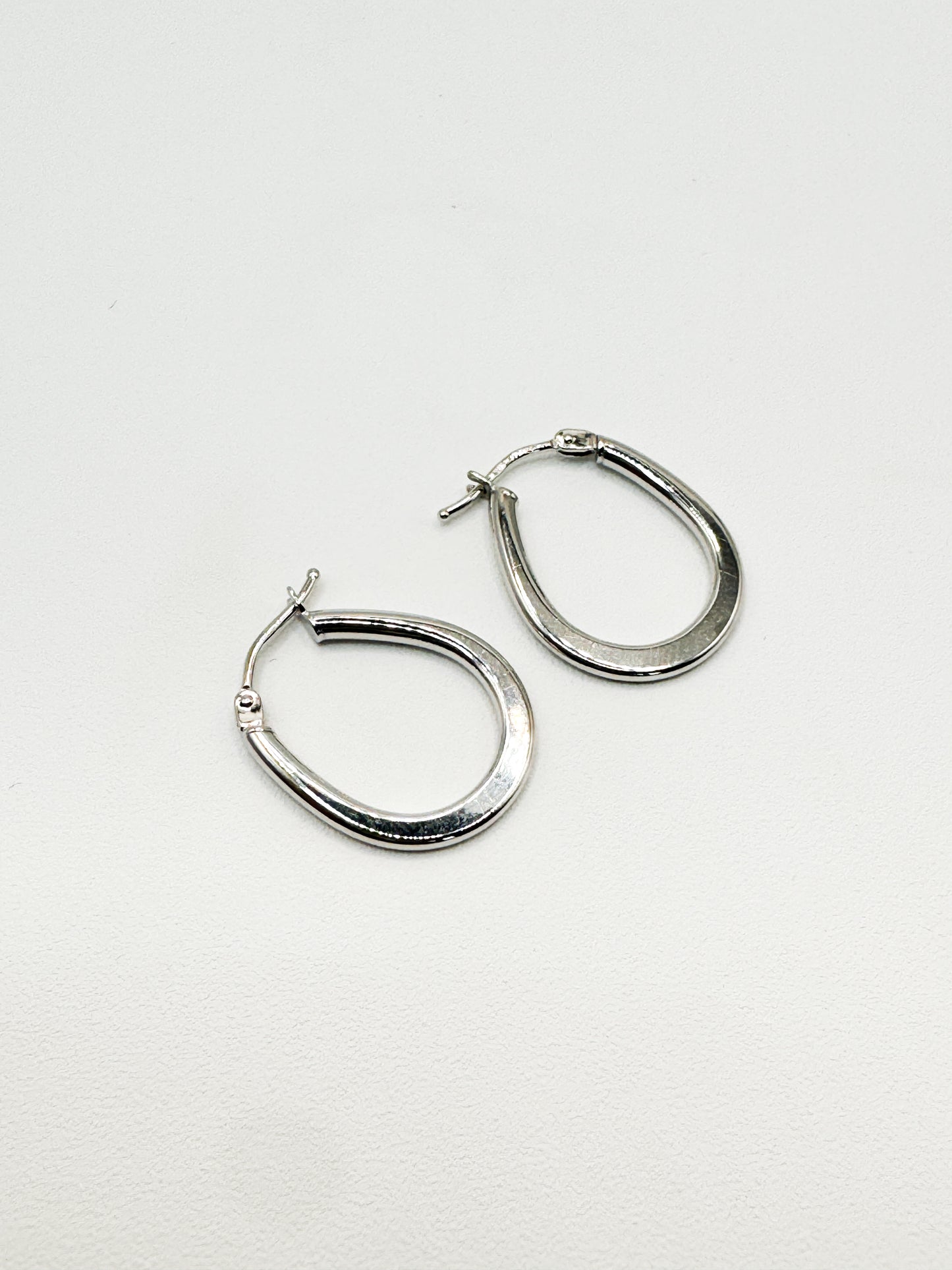 Lili Simple Huggies in White Gold