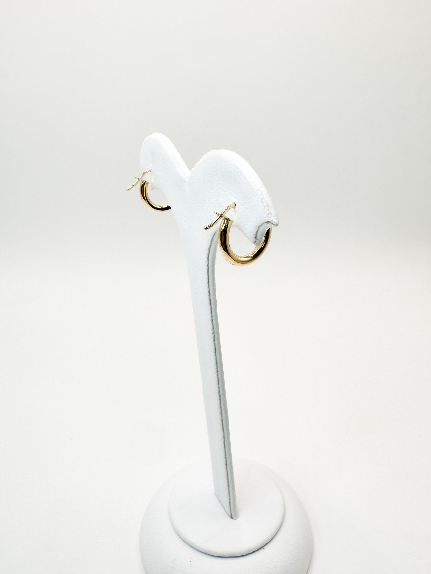 Lili Simple Huggies in Yellow Gold