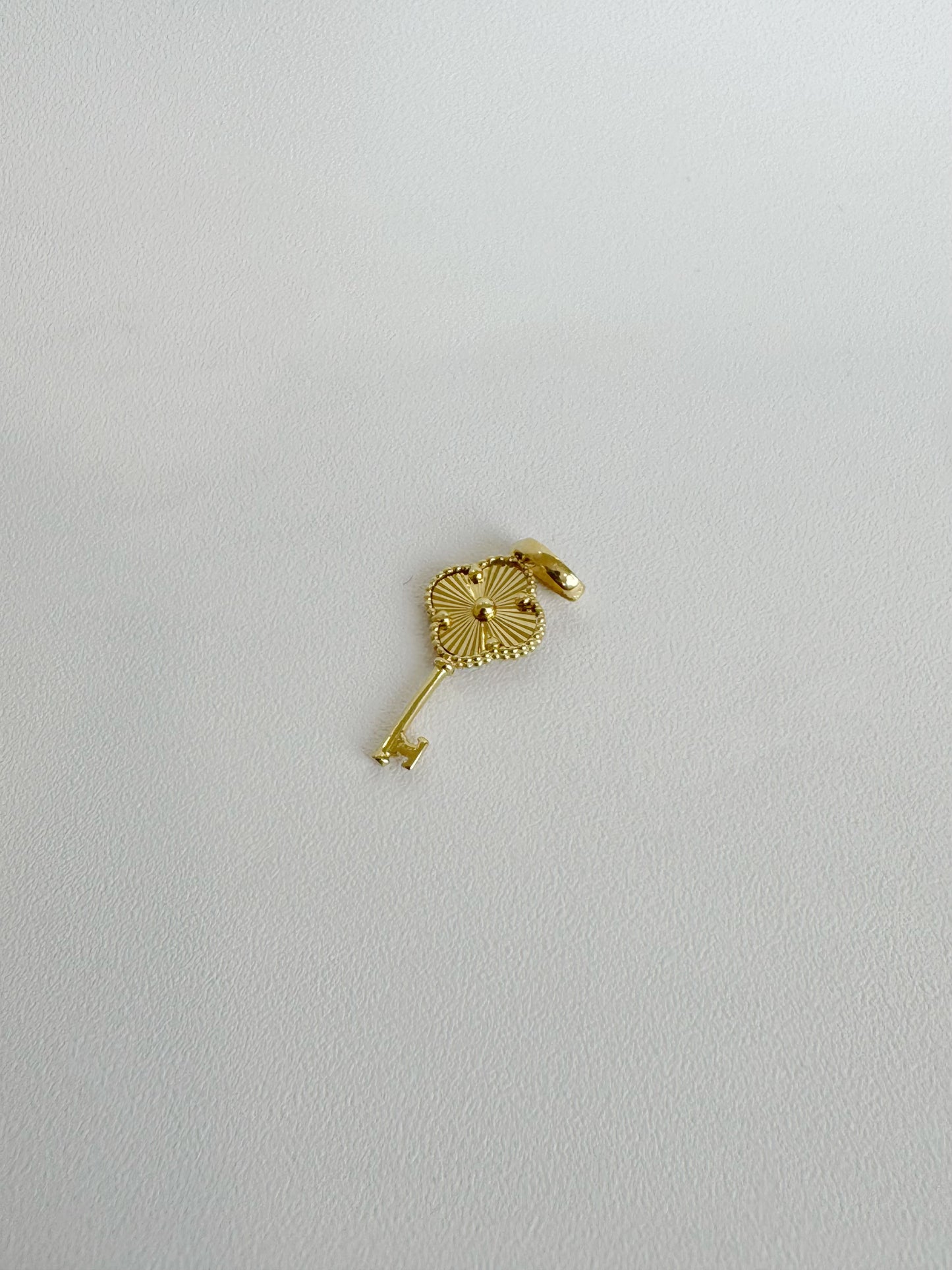 Mini Clover Key Pendant 18K Gold