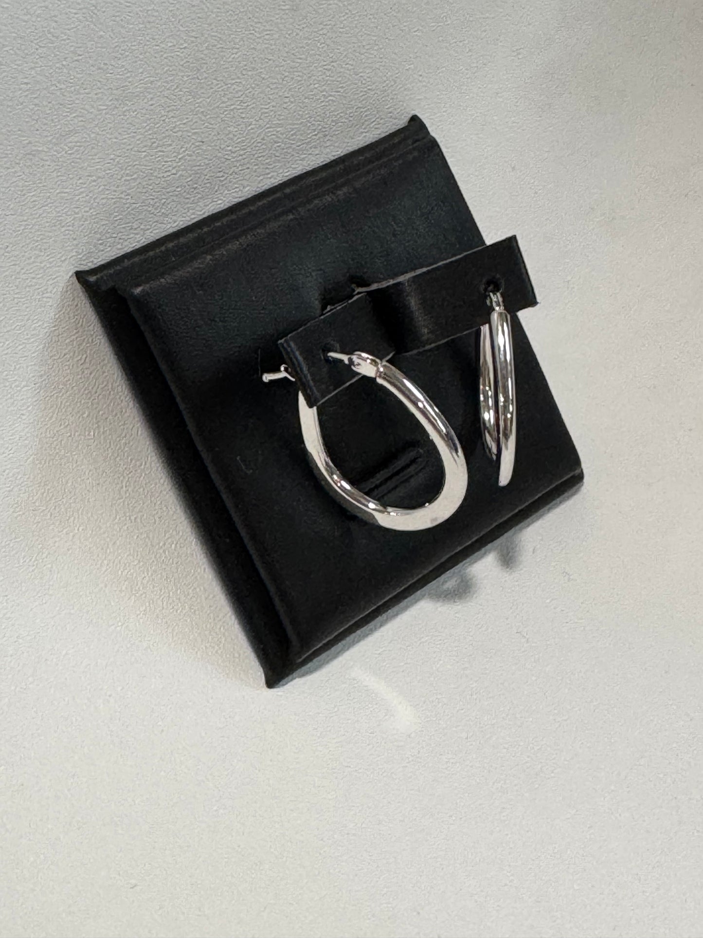 Lili Simple Huggies in White Gold