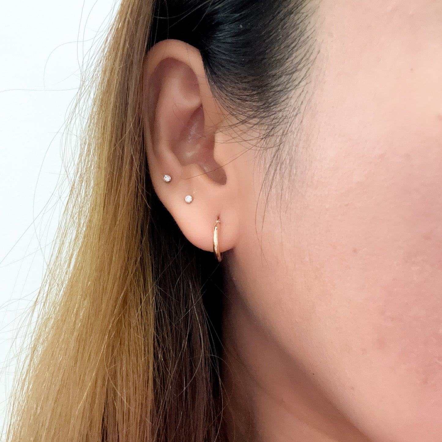 Lili Simple Huggies in Yellow Gold