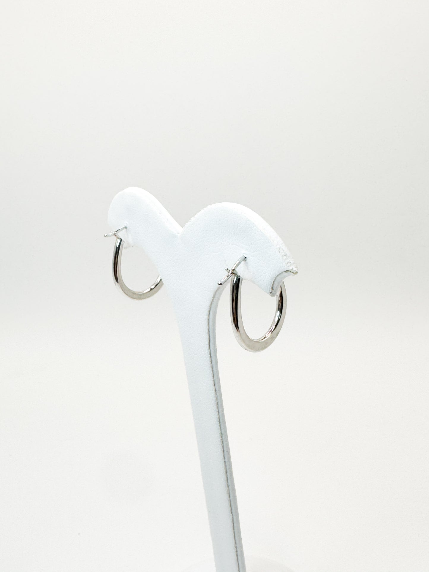 Lili Simple Huggies in White Gold