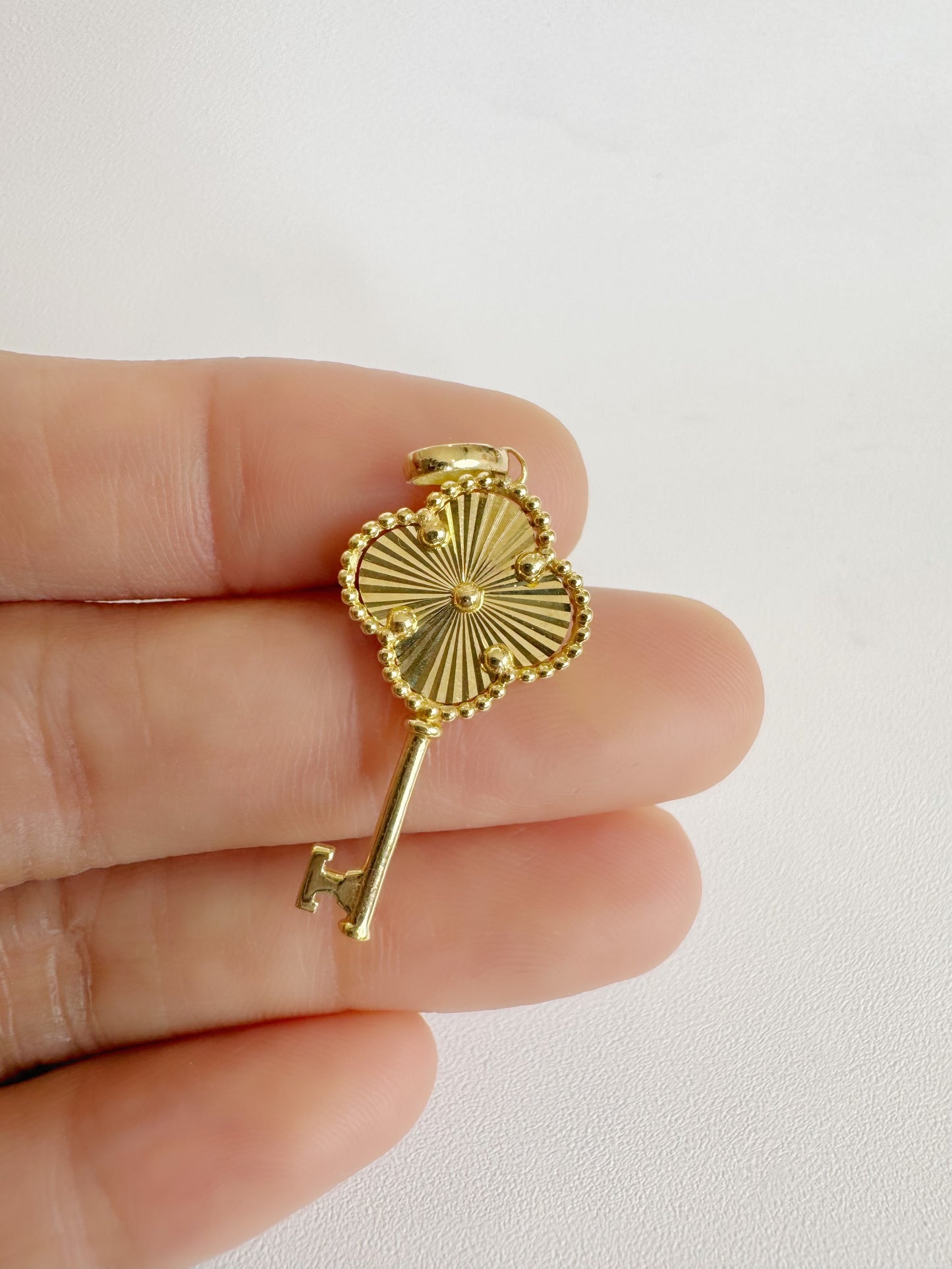 Clover Key Pendant 18K Gold