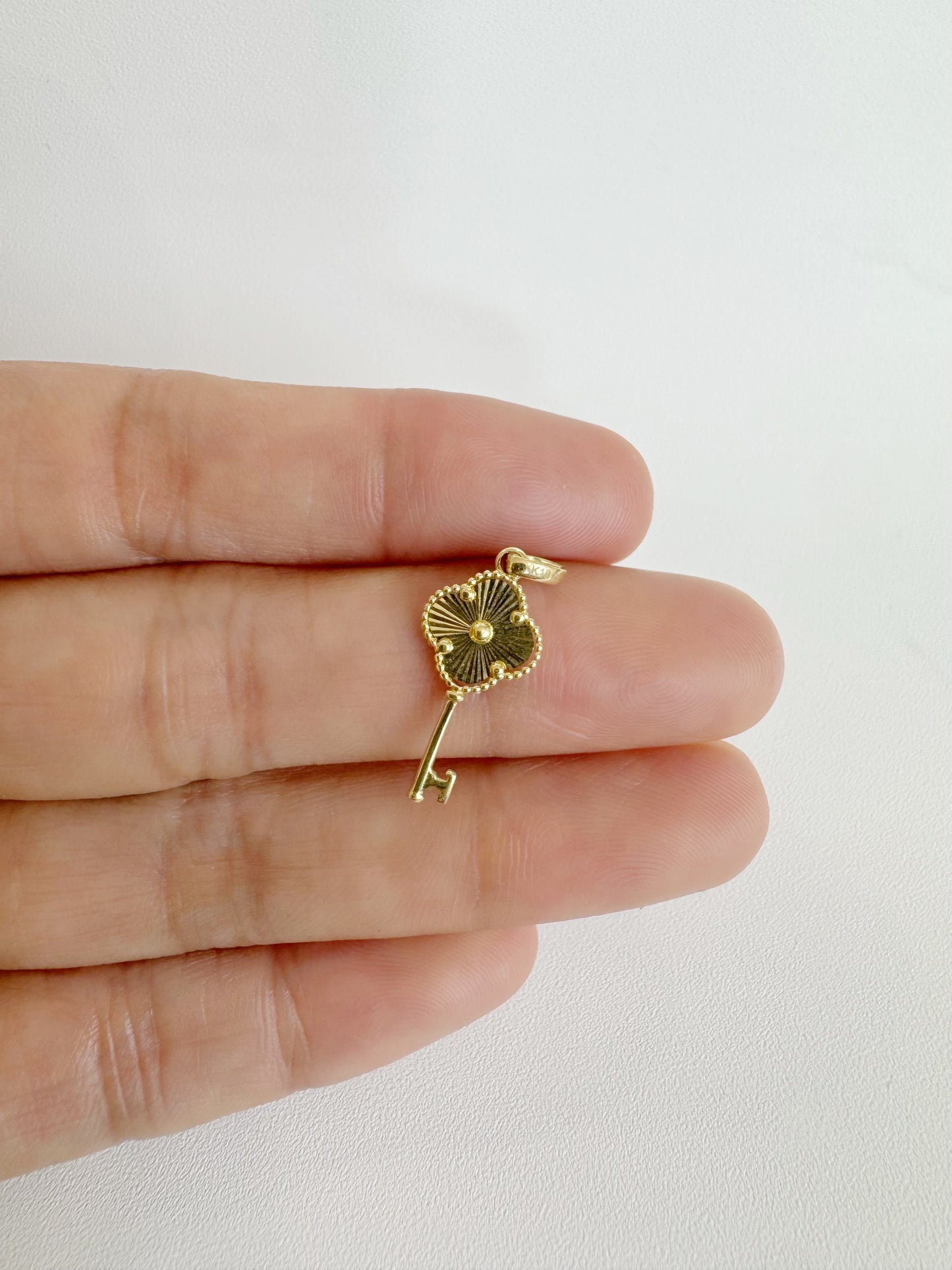 Mini Clover Key Pendant 18K Gold
