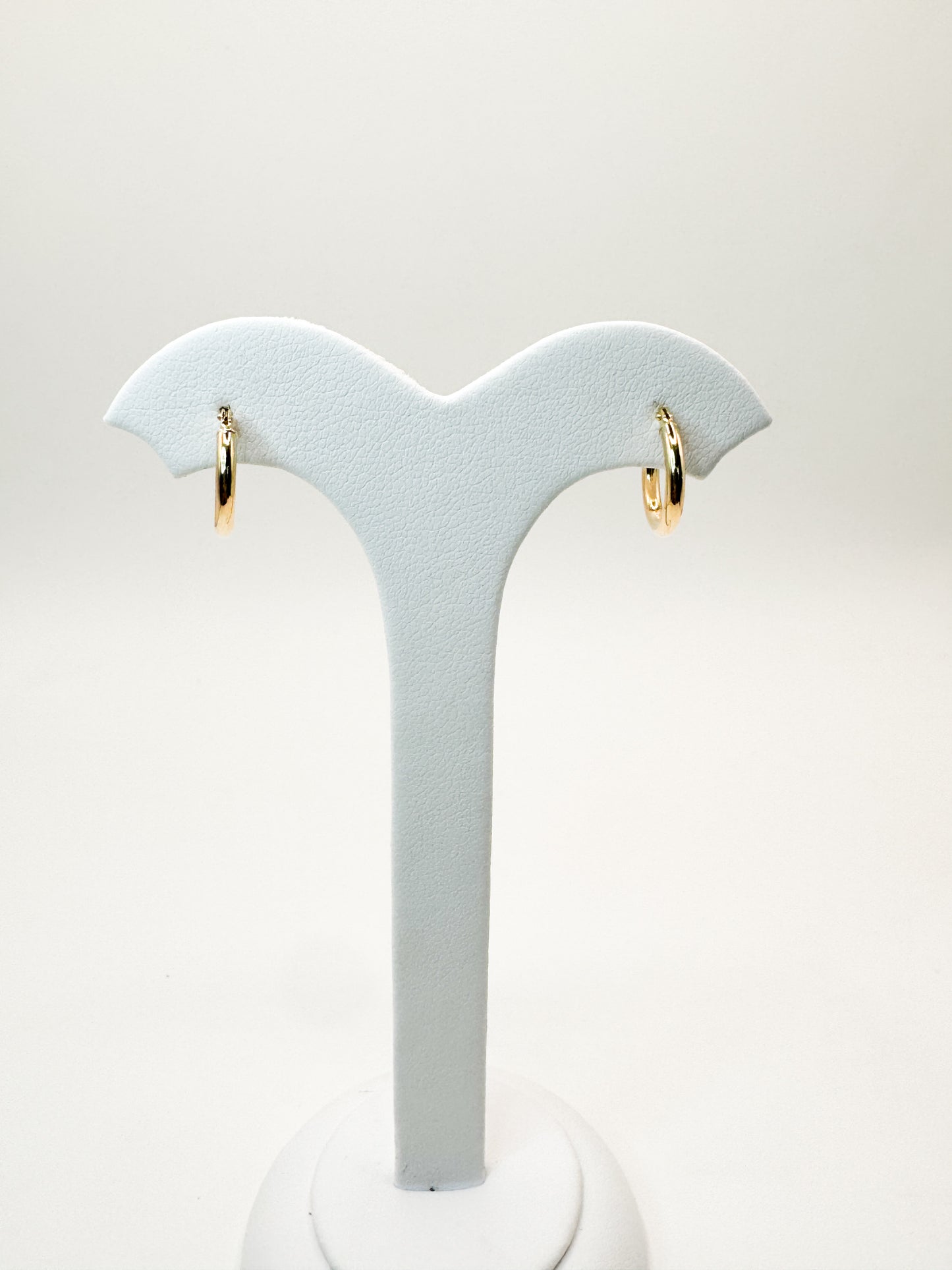 Lili Simple Huggies in Yellow Gold