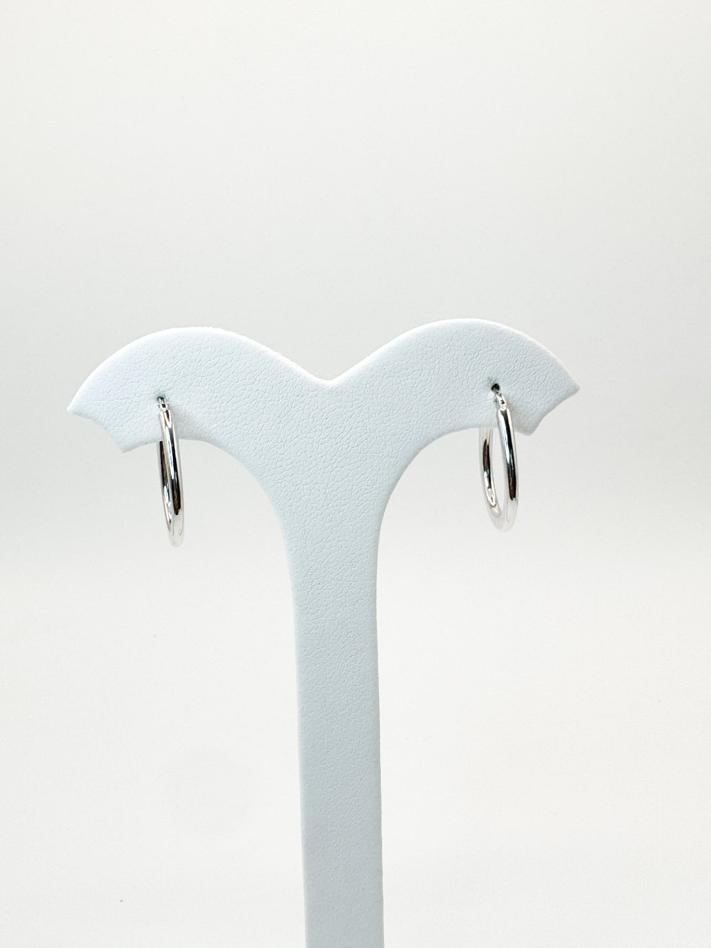 Lili Simple Huggies in White Gold