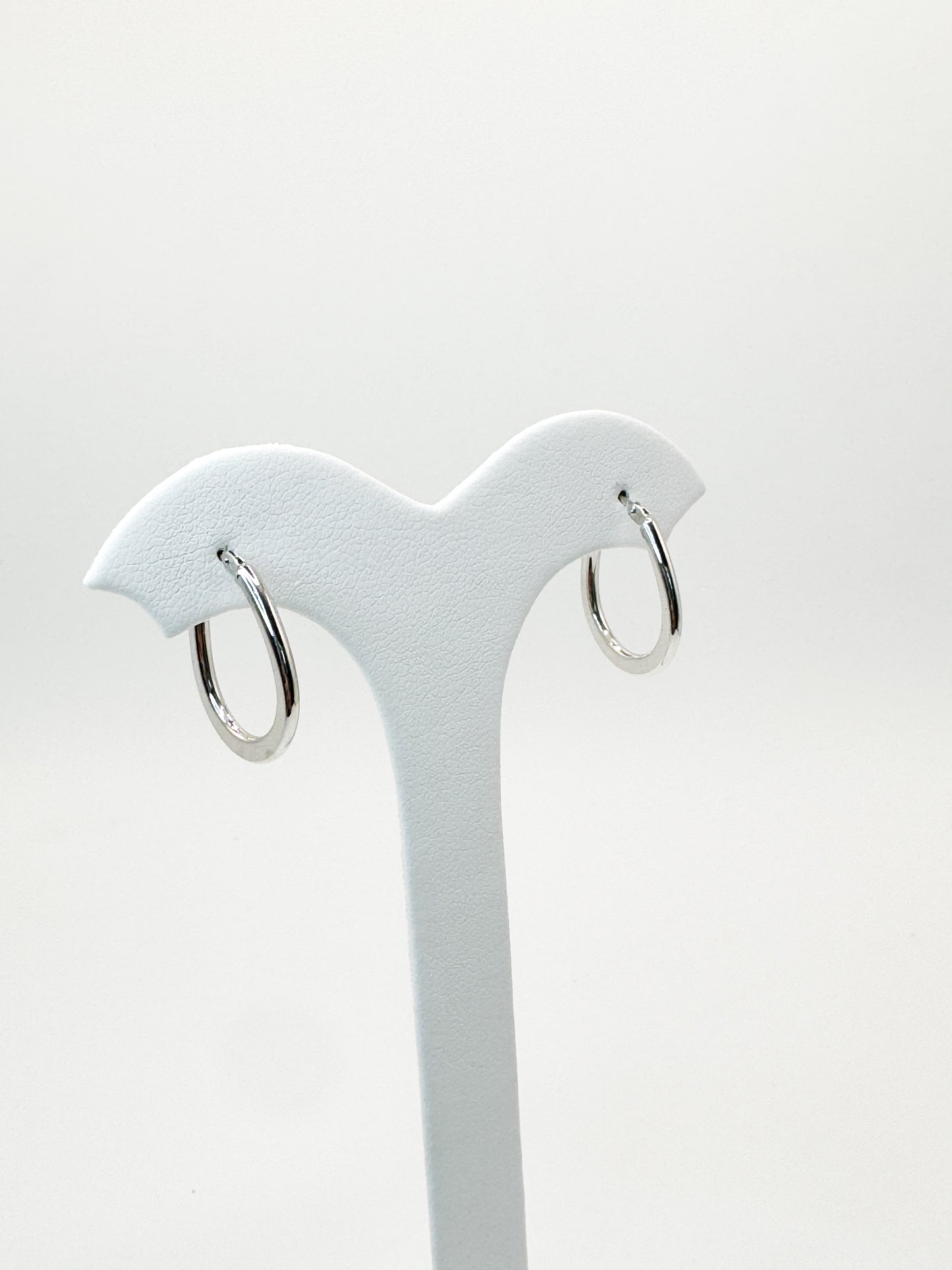 Lili Simple Huggies in White Gold