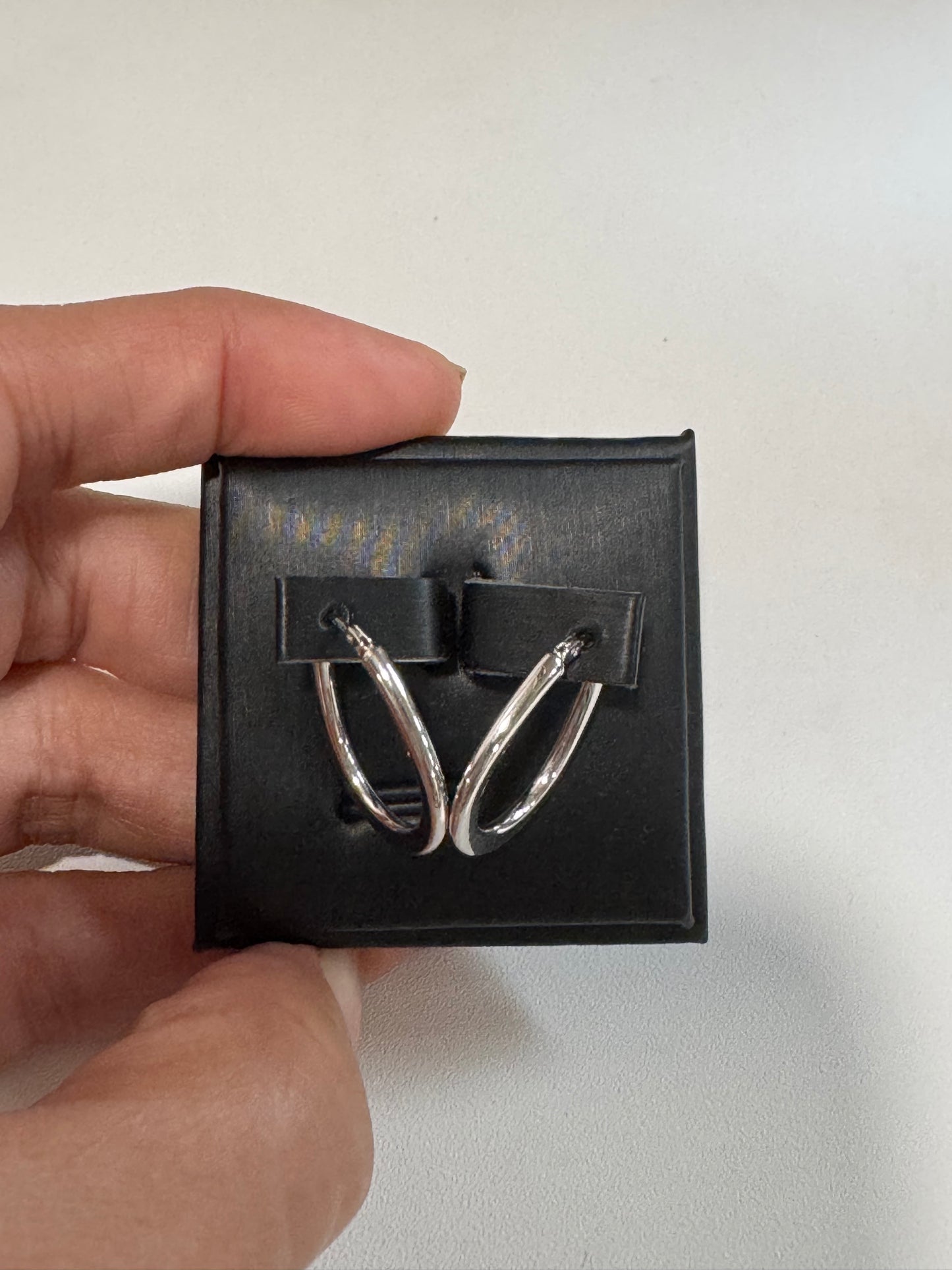 Lili Simple Huggies in White Gold