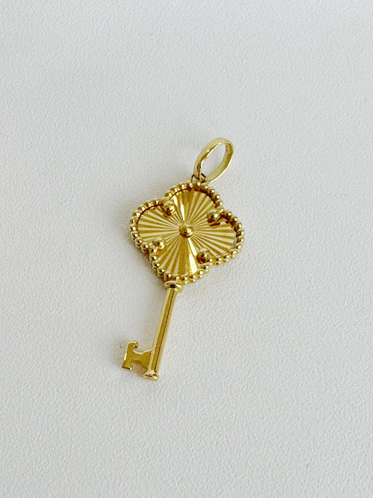 Clover Key Pendant 18K Gold