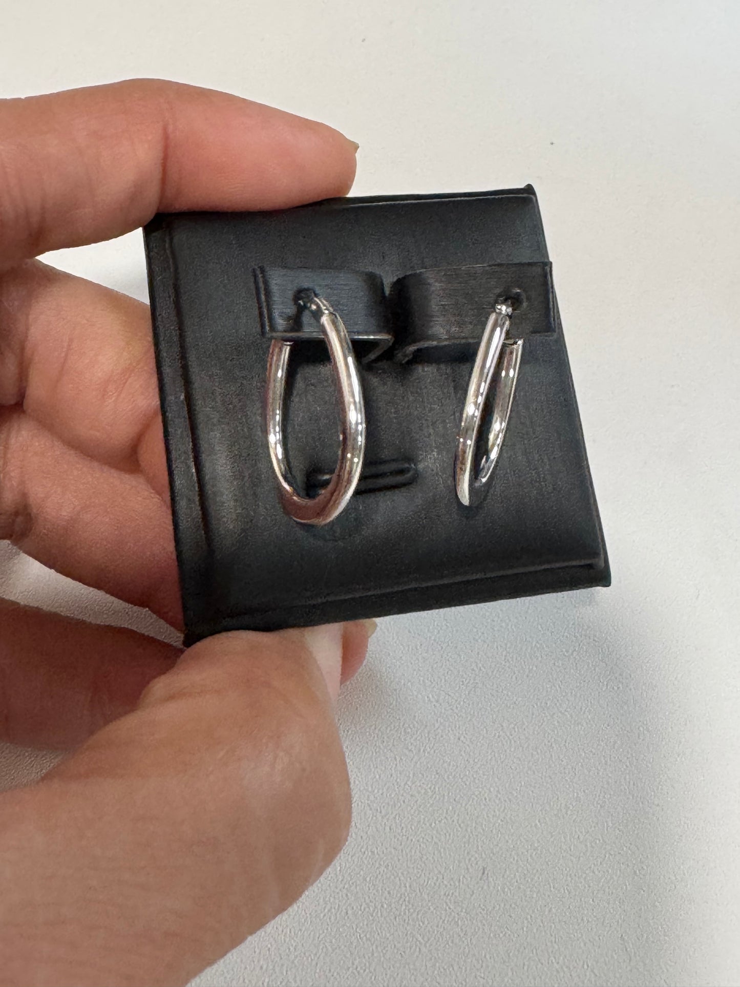 Lili Simple Huggies in White Gold