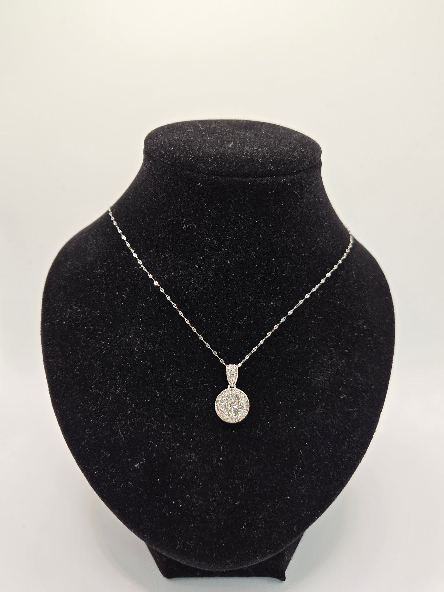 Bela Round Pendant 10ct Illusion with Chain