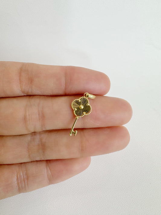 Mini Clover Key Pendant 18K Gold